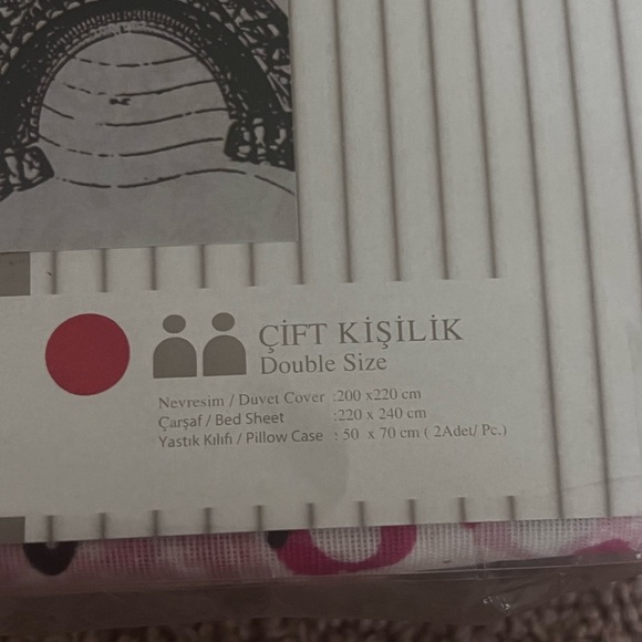 Chic White and Pink Duvet Cover with Eiffel Tower Design - Picture 7 of 7